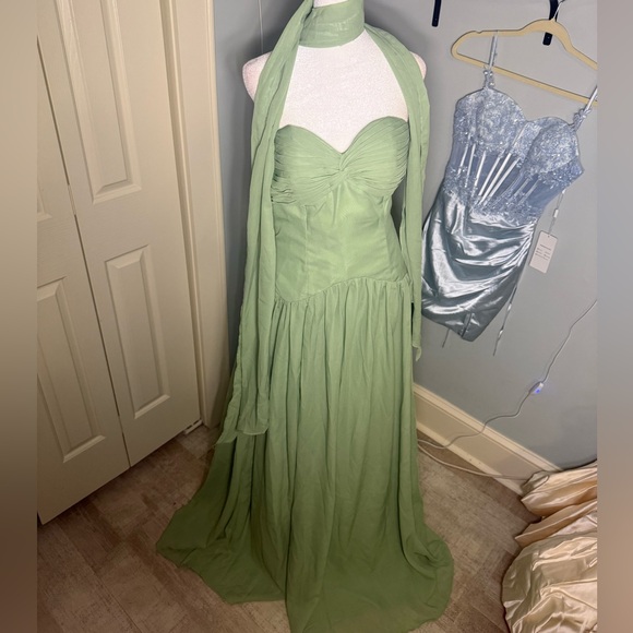 Faeriesty Dresses & Skirts - Elegant Strapless Green Evening Gown with Matching Scarf